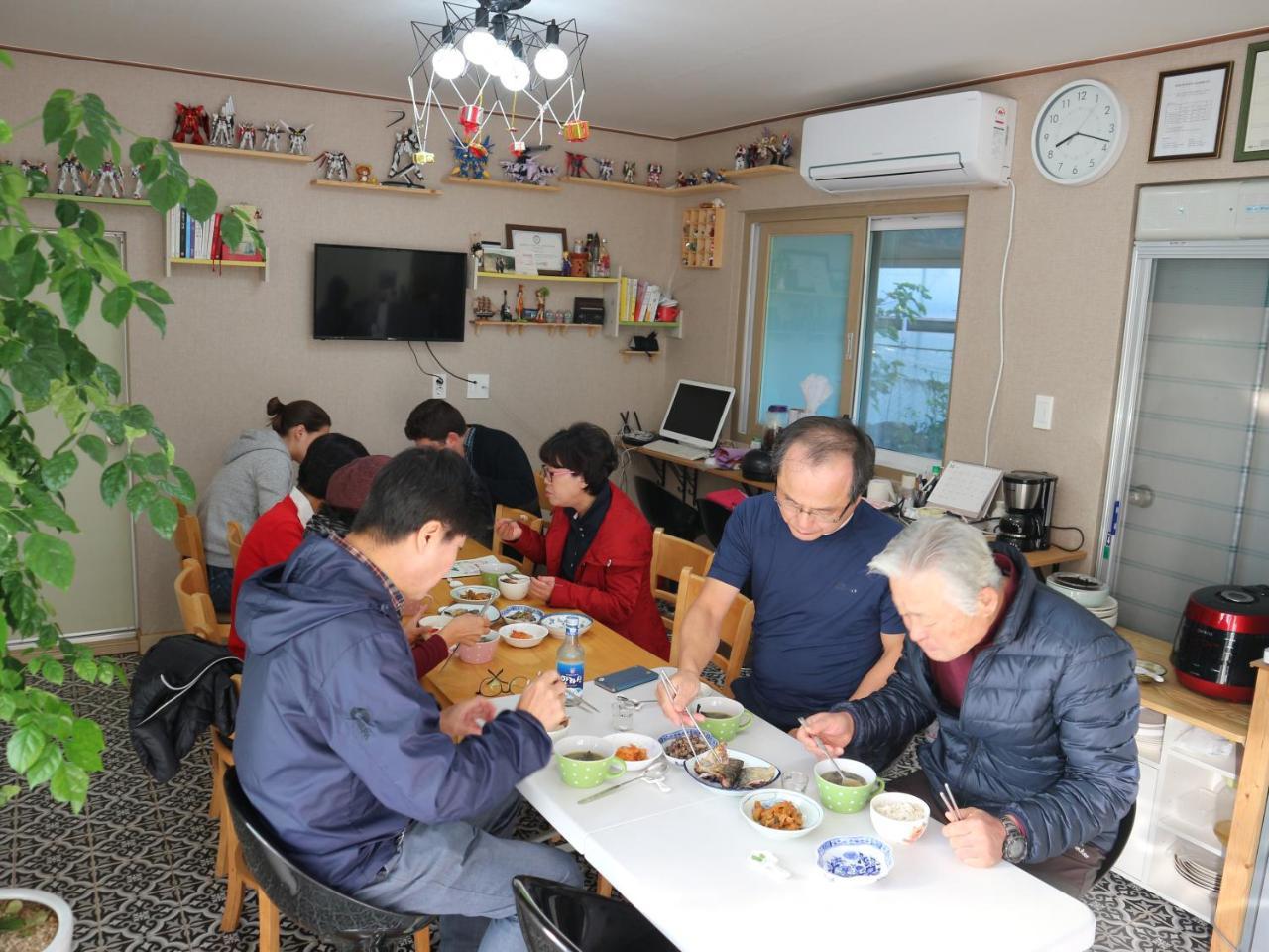 Blue Island Guesthouse Seogwipo Bagian luar foto