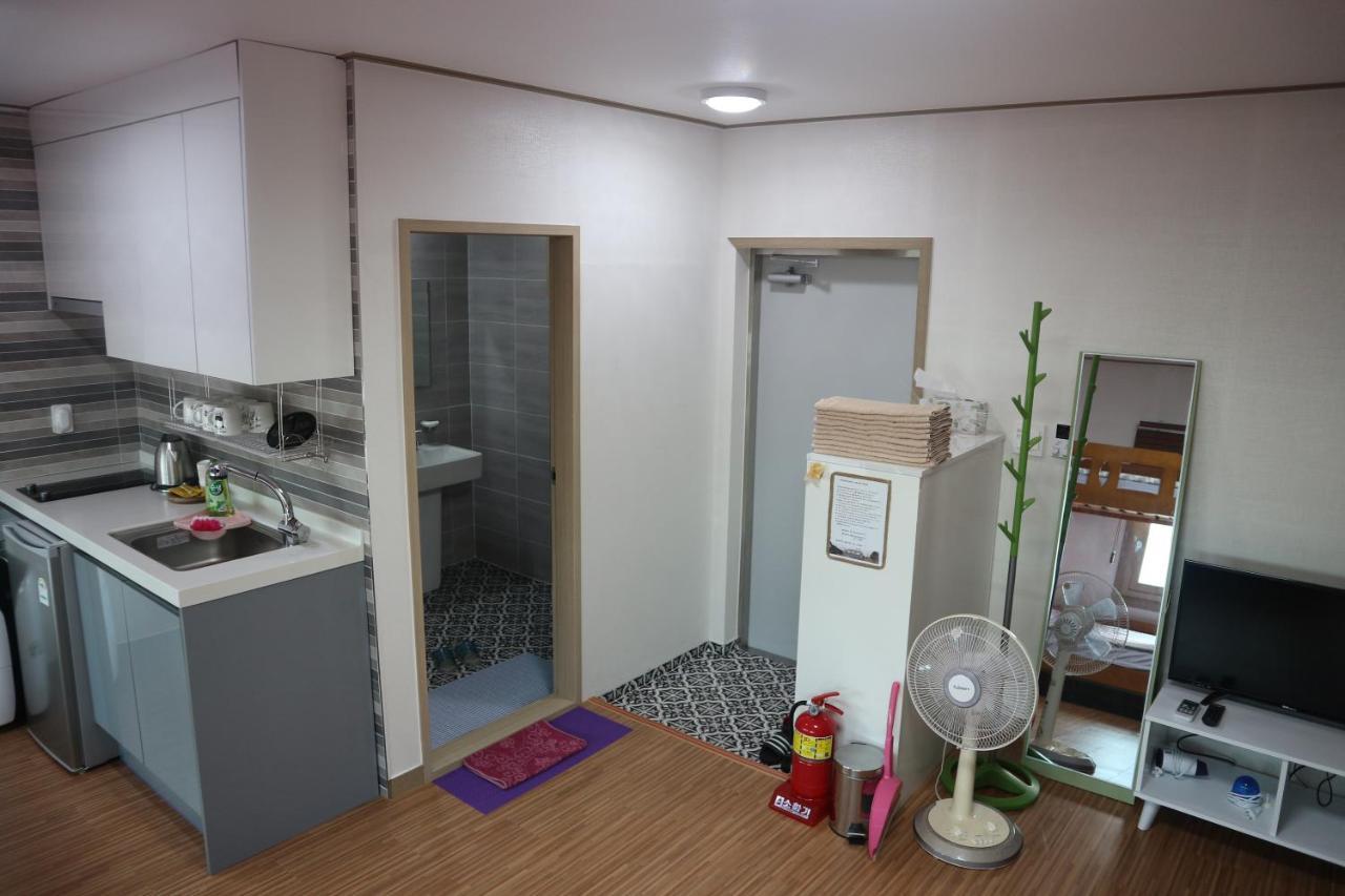 Blue Island Guesthouse Seogwipo Bagian luar foto