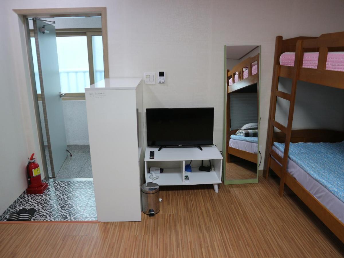 Blue Island Guesthouse Seogwipo Bagian luar foto