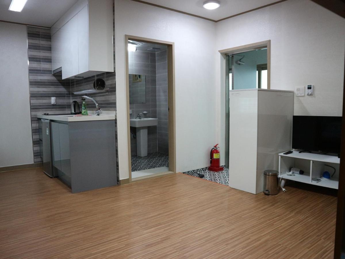 Blue Island Guesthouse Seogwipo Bagian luar foto